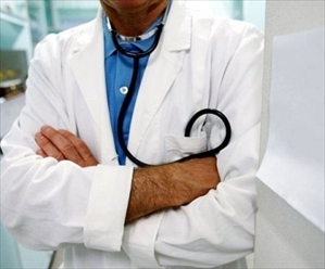 Un medico al lavoro