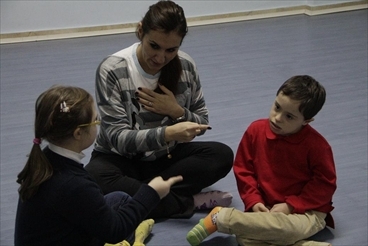 Bimbi disabili con una educatrice