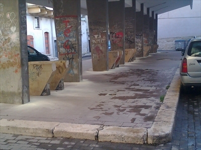 Cittadini puliscono piazza Cirillo