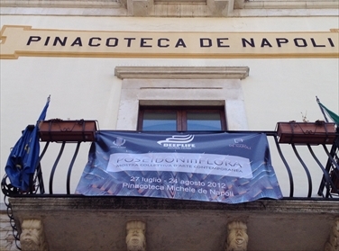 Striscione mostra pinacoteca De Napoli