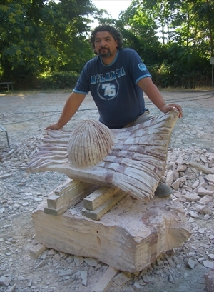 Pietro De Scisciolo con la sua scultura