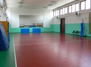 Una palestra con campo di volley