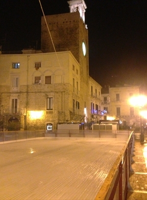 La pista di pattinaggio sul ghiaccio in piazza Cavour