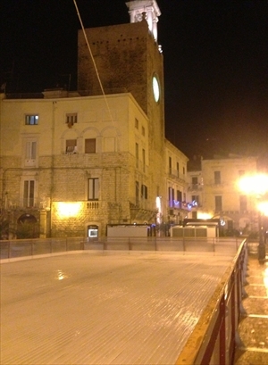 La pista di pattinaggio sul ghiaccio in piazza Cavour