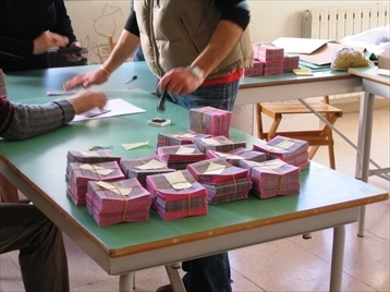 Scrutatori nei seggi elettorali