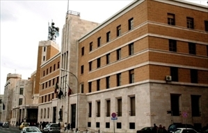 La sede della Presidenza della Regione Puglia innanzi alla quale proseguono le proteste