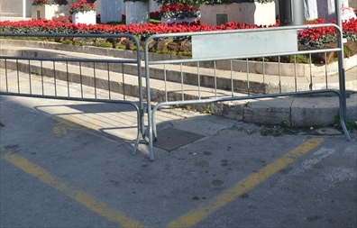 Il parcheggio dei disabili occupato dalle transenne a protezione dell'addobbo floreale ai piedi della Cattedrale durante le feste natalizie