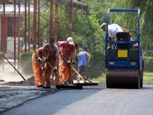 Operai al lavoro per rifare il manto stradale