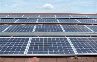 Pannelli fotovoltaici su un edificio pubblico