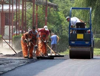 Operai al lavoro per rifare il manto stradale