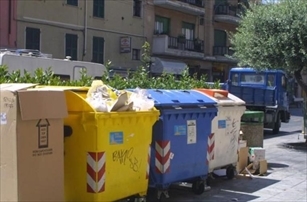 Cassonetti per rifiuti.