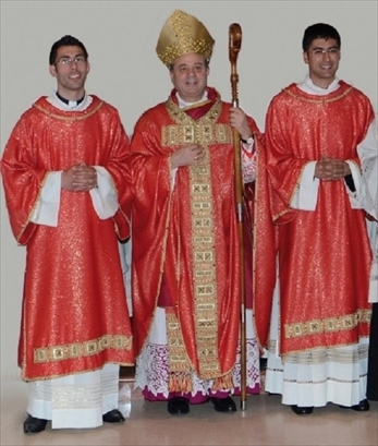 Don Luigi Amendolaggine e don Vincenzo Marinelli con il Vescovo