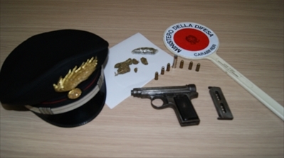 La pistola sequestrata dai Carabinieri