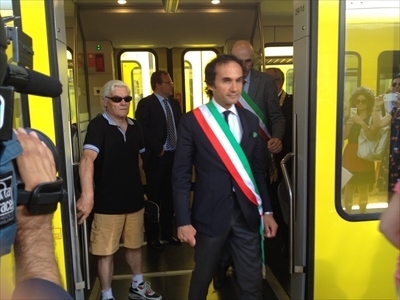 Il Sindaco di Terlizzi Ninni Gemmato scende dal treno dell'inaugurazione