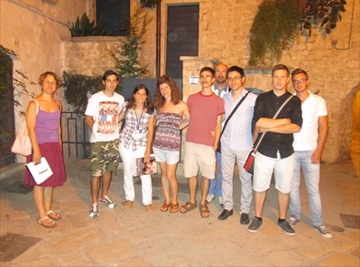 Un momento della visita guidata: alcuni dei visitatori con la guida nel borgo antico