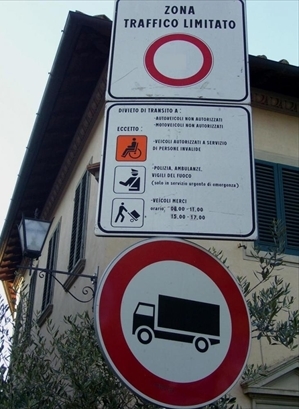 Un cartello che indica la ztl
