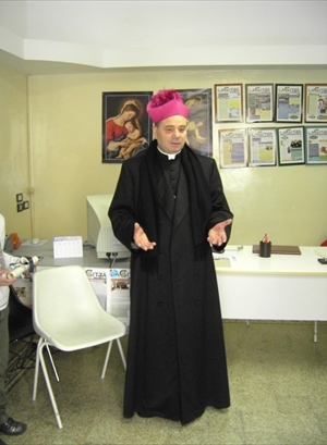 Il vescovo Luigi Martella