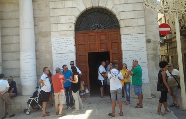 I dipendenti licenziati della Censum protestano a Palazzo di Città