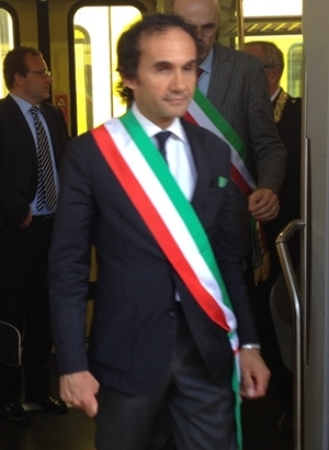 Il Sindaco di Terlizzi Ninni Gemmato scende dal treno dell'inaugurazione