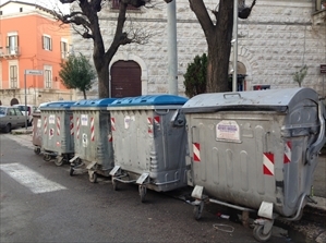 Bidoni rifiuti svuotati Terlizzi