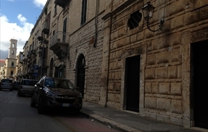 Una delle auto parcheggiate sulla pista ciclabile