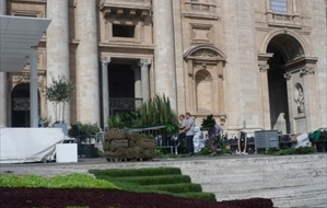 Lavori di addobbo piazza San Pietro "domenica delle palme 2013"