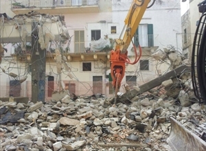 Demolizione ex mercato ittico largo Cirillo