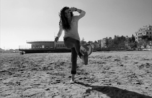 Marilisa Tricarico si diverte con un pallone sulla sabbia