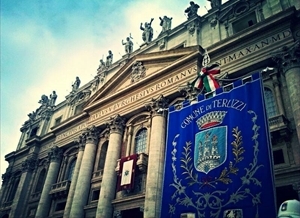 Il gonfalone del comune di Terlizzi in piazza San Pietro