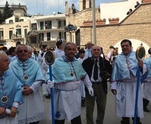 Mimì al centro nella foto durante la festa del 23 aprile 2013