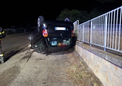 Auto si ribalta su via Castel del Monte