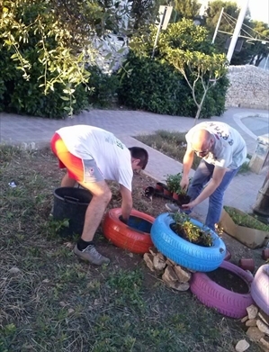 L'allestimento della fioriera in via Cortili a pochi metri dal sottopasso di via Mazzini