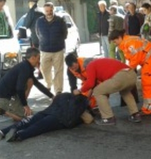Cade per una buca sulla strada