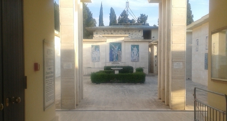 Ingresso nel cimitero di Terlizzi