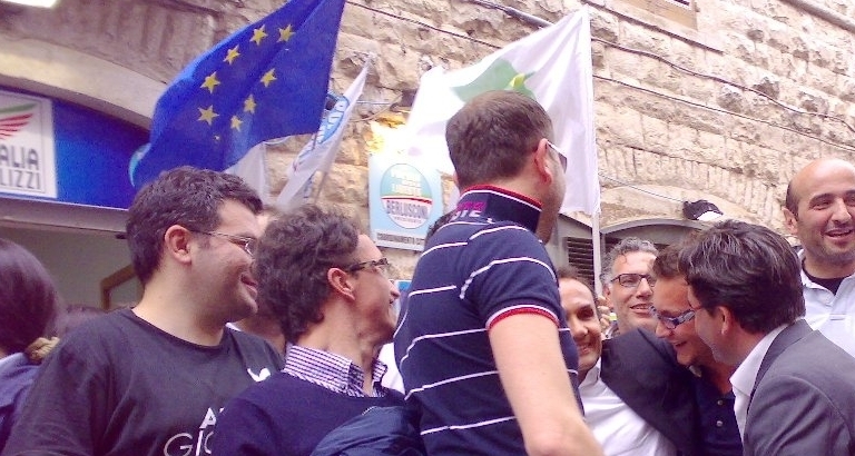 Ninni Gemmato circondato da sostenitori