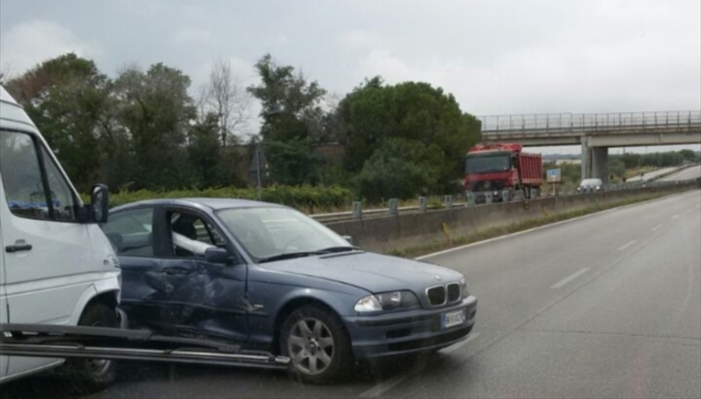 Furgone e auto si scontrano sulla sp.231