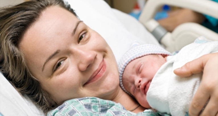 Mamma con neonato.