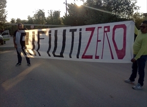 La manifestazione di "Rifiuti Zero" davanti alla discarica Amiu di Trani