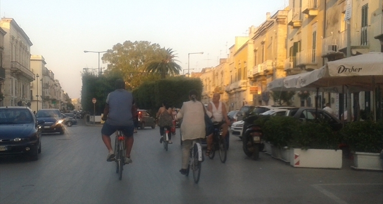 In bici per il corso principale
