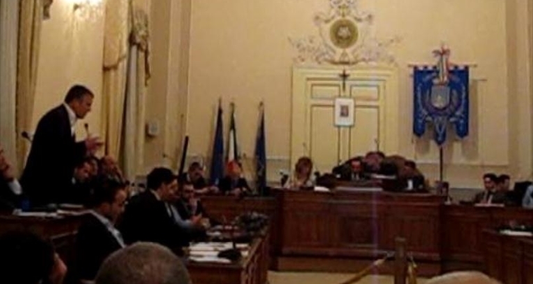 Il capogruppo Allegretti durante l'intervento in aula