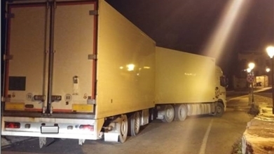 Un autoarticolato carico di merce