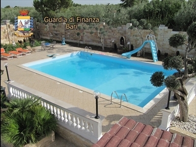 La piscina all'interno della villa sequestrata