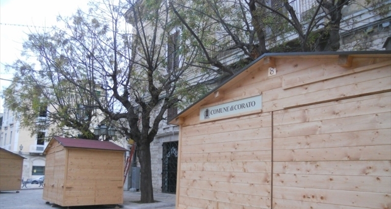 Casette di legno in piazza Sedile