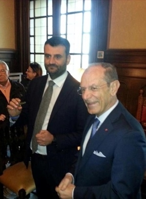 Schittulli consegna a Decaro le chiavi della Provincia di Bari