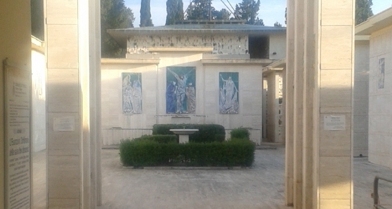 Ingresso nel cimitero di Terlizzi