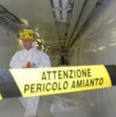 Una operazione di bonifica dall'amianto