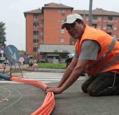 operai installano la fibra ottica
