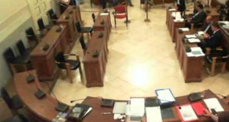 Aula di Consiglio senza i consiglieri d'opposizione