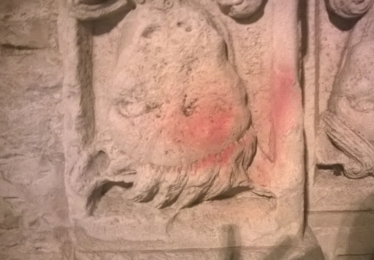 tracce di vernice rossa sul portale di anseramo