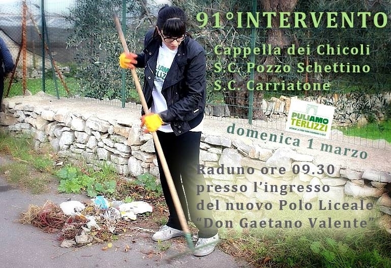 un volontario di puliamo terlizzi in azione